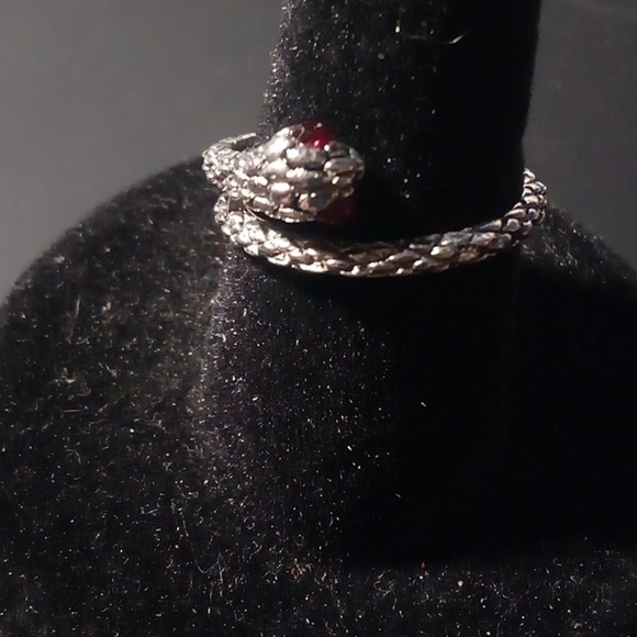 ❤️3/$10❤️NIP - Silver Tone Hollow Style New Design Ring - Size 5.75 - Picture 3 of 7